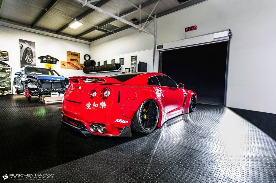  Nissan GT-R by Liberty Walk and RACE! 2018 года  (фото 11 из 11)